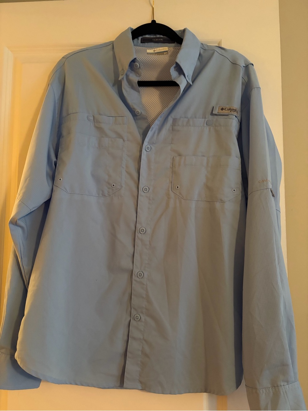Columbia Men's Light Blue Long Sleeve Button-Down Casual Shirt